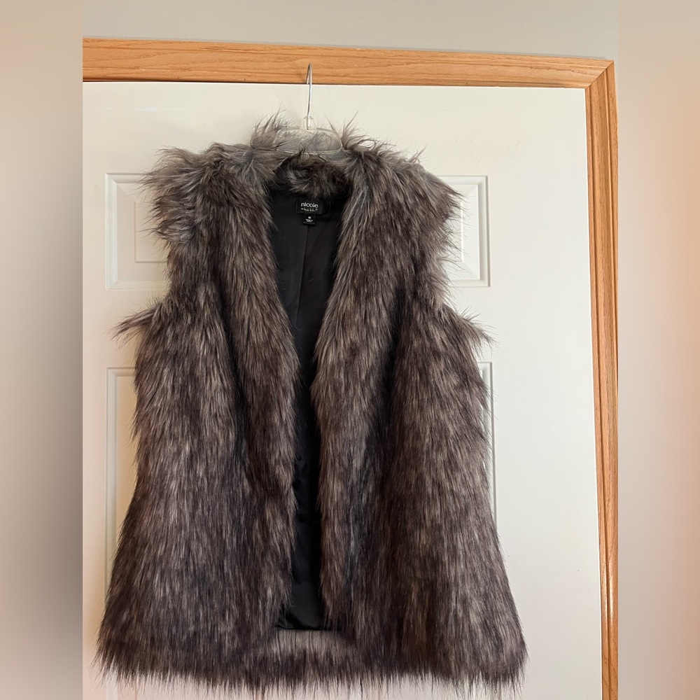 Nicole by Nicole Miller chic luxe faux fur lined sleeveless vest. Size medium